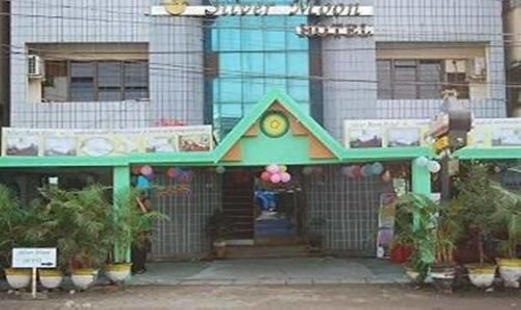 Silver Moon Hotel ヤンゴン エクステリア 写真