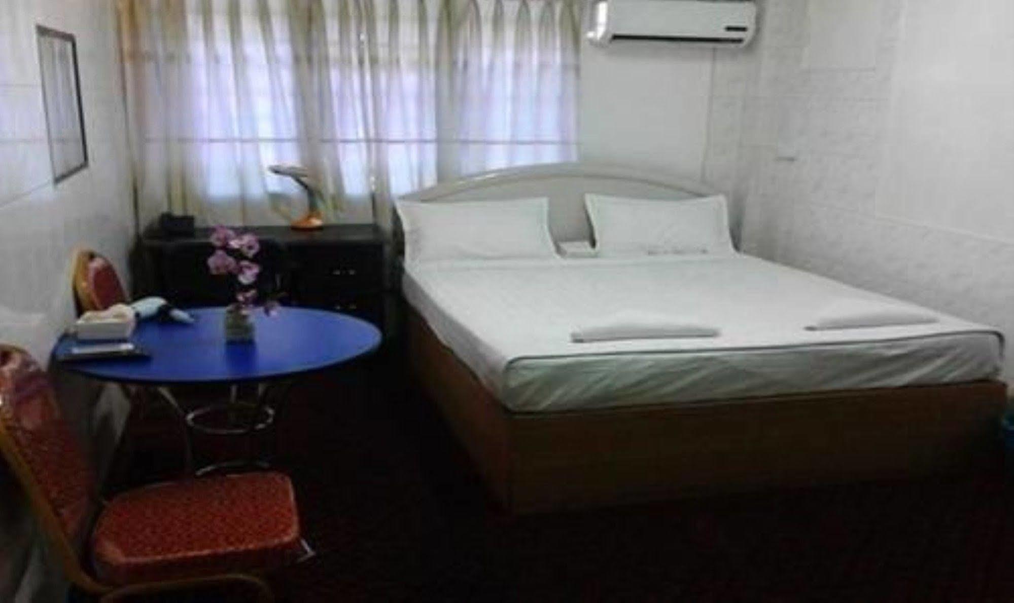 Silver Moon Hotel ヤンゴン エクステリア 写真